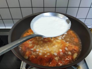 西红柿面疙瘩,西红柿煮开，把面糊倒入漏勺，滴落在锅中，就成了面疙瘩