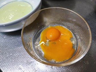 西红柿面疙瘩,蛋清蛋黄分开