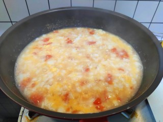 西红柿面疙瘩,蛋黄液淋入锅中，拌匀