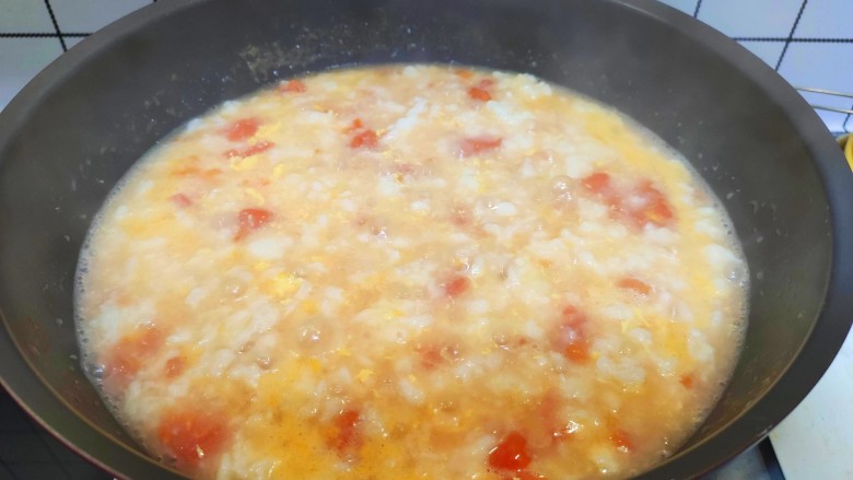 西红柿面疙瘩,蛋黄液淋入锅中，拌匀