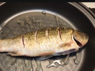 红烧鱼,油温适量放入洗干净备用的鲫鱼煎至两面金黄，不怕麻烦的厨友们可以先把鱼腌制一小时在下锅