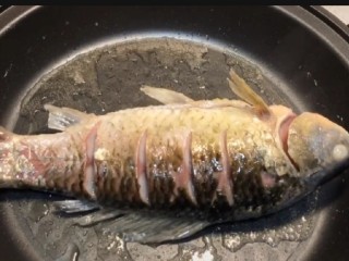 红烧鱼,一面煎的差不多的时候放另一面煎至熟嫩，注意煎鱼的时候一定要注重火候哦，不然鱼肉容易煎老了这样鱼肉不鲜美不美味