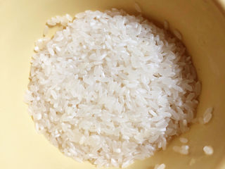 干贝海鲜粥,大米清洗干净待用。