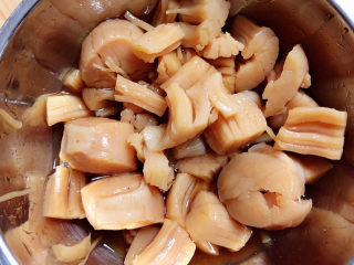 干贝海鲜粥,干贝中放入料酒、蚝油、生抽、白胡椒粉，搅拌均匀腌制10分钟。