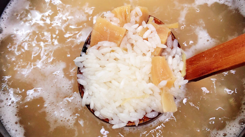 干贝海鲜粥,下入大米，转小火慢煮。