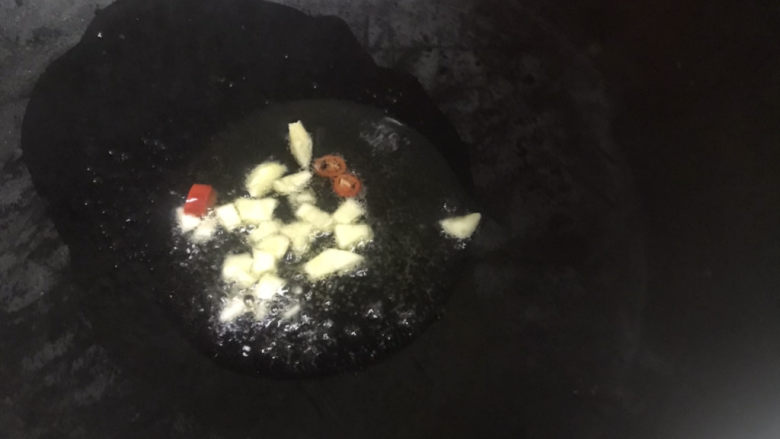 蚝油金针菇,锅里热油放入辣椒和大蒜炒香