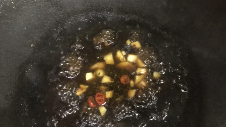蚝油金针菇,倒入调好的酱汁，加5汤勺量的水，煮沸