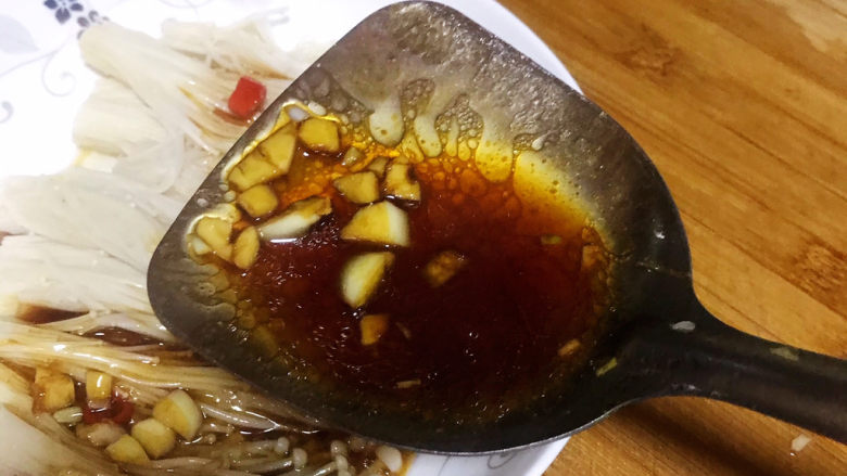 蚝油金针菇,把调好的酱汁琳在煮好的金针菇上