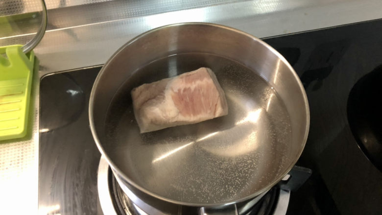 白菜炒肉片,准备五花肉：锅中加水，放入五花肉，开火