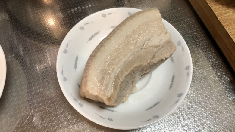 白菜炒肉片,煮到筷子可以插入没有血水渗出，捞出