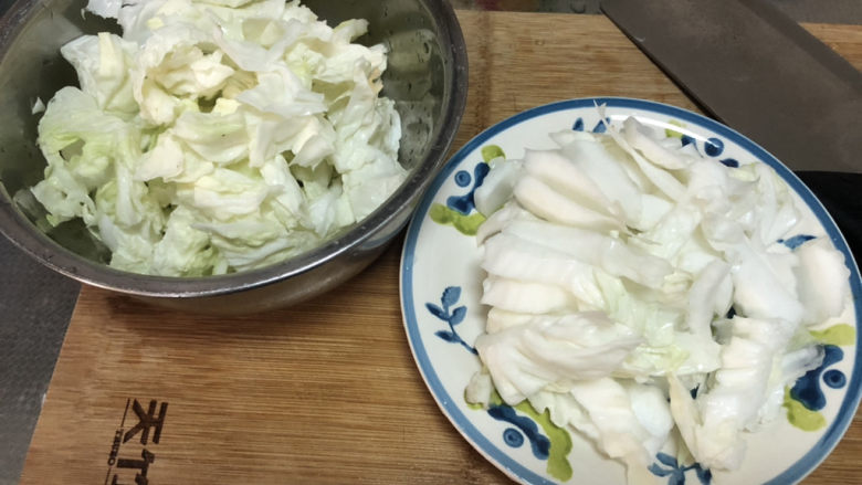 白菜炒肉片,白菜片梗拍一下斜刀切段，白菜叶切段