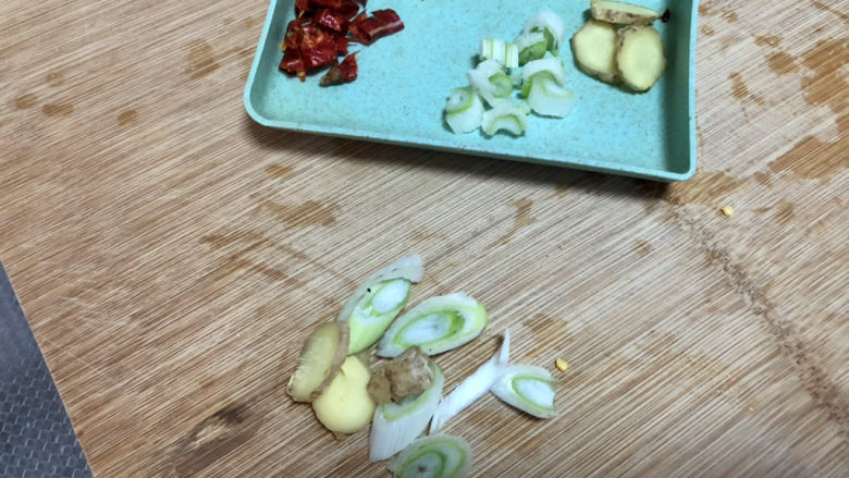 白菜炒肉片,改刀：葱白一部分切片，剩下的切末，姜切片，干辣椒去籽剪小段