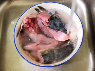 炸鱼块,用冷水把鱼块冲洗干净