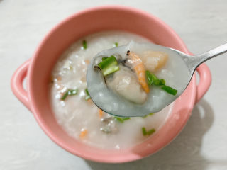 干贝海鲜粥,鲜美的海鲜粥，吃之前还可以撒胡椒粉、芝麻油拌一拌噢~
