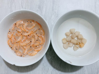 干贝海鲜粥,食材如图，所示示意。将虾米、干贝提前洗净泡发。