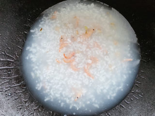 干贝海鲜粥,加一小碗白粥，白粥是提前高压锅压煮好的。