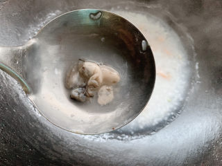 干贝海鲜粥,洗净的海蛎适量入锅中。