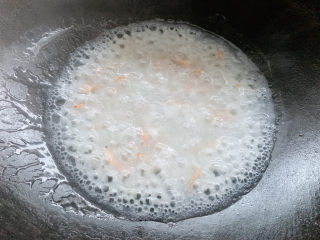 干贝海鲜粥,然后中小火煮至沸腾，爱喝米汤多一点的适量加些清水。