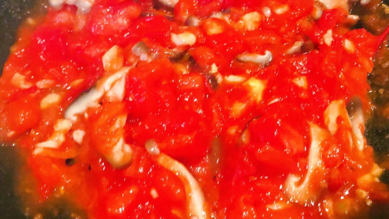 西红柿鸡蛋拌面,另起锅倒入少许底油加热放入蒜粒爆香再放入西红柿炒出汤汁再放入香菇炒匀