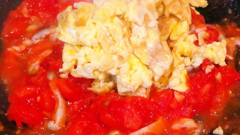 西红柿鸡蛋拌面,放入提前炒好的鸡蛋炒匀裹上西红柿汤汁