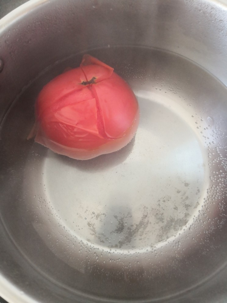 西红柿面疙瘩,放在开水锅里烫一下
