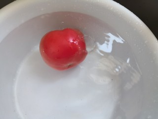 西红柿面疙瘩,西红柿洗净