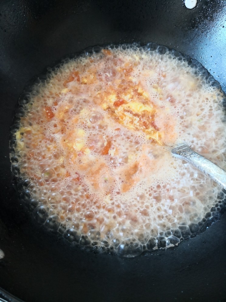 西红柿面疙瘩,烧开后淋入鸡蛋液搅匀
