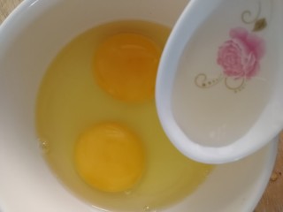 山药芙蓉汤,两个鸡蛋加一汤匙料酒，打散。