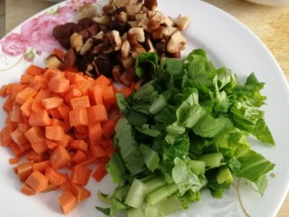 山药芙蓉汤,半个胡萝卜，泡发好的香菇，洗干净的小白菜分别切丁。