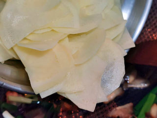 腊肉土豆片,土豆沥干水分倒进锅中