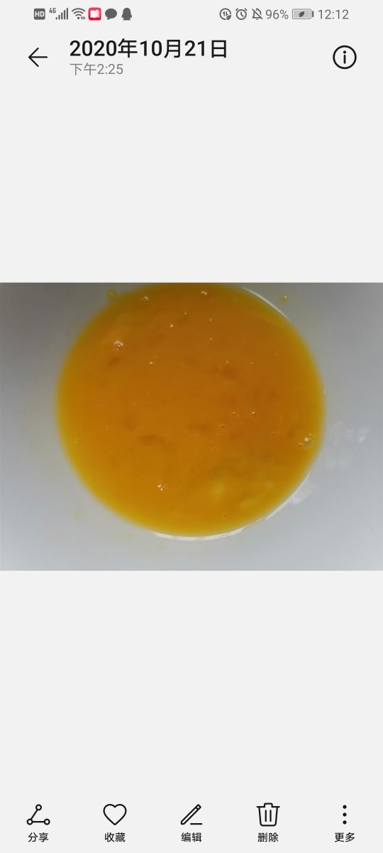 西红柿鸡蛋拌面,将蛋液搅打均匀