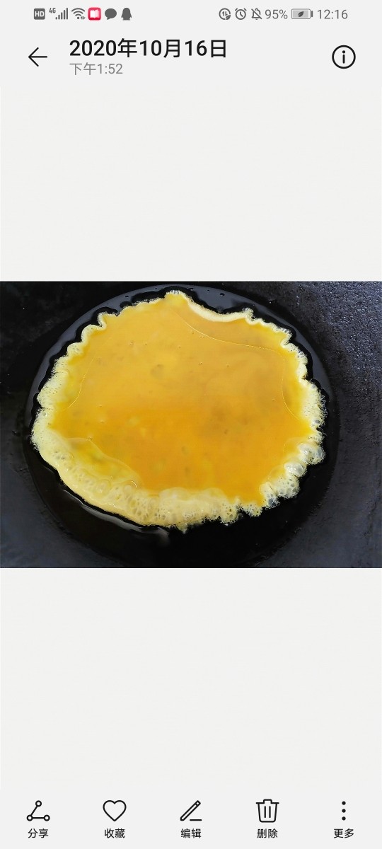 西红柿鸡蛋拌面,锅内放油烧热倒入蛋液