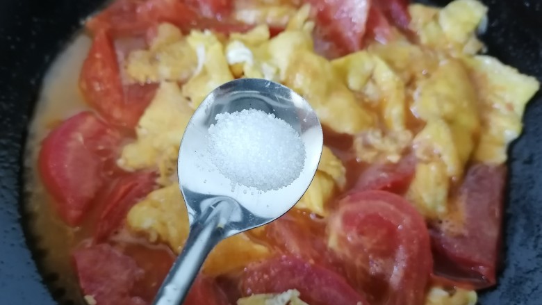 西红柿鸡蛋拌面,加入少许盐调味