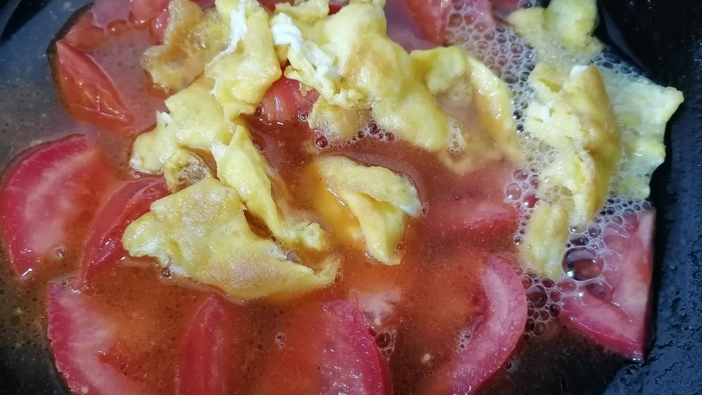 西红柿鸡蛋拌面,加入适量水