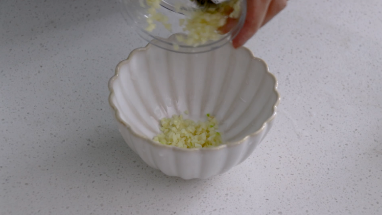 培根秋葵卷,用打蒜器把大蒜打成末放入碗中，也可以用刀切碎