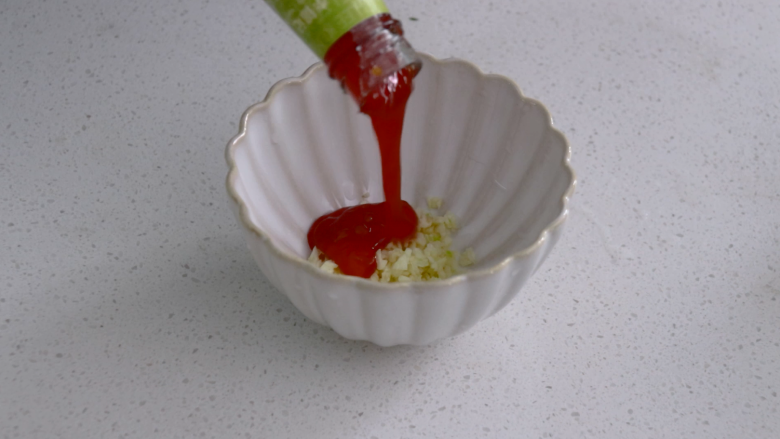 培根秋葵卷,碗中倒入适量的番茄酱