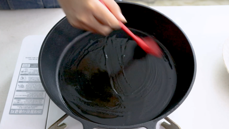 培根秋葵卷,平底锅均匀地刷一层油