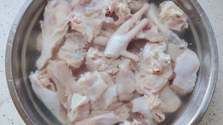 生炒鸡,鸡切件，不要切太大，否则不易熟透~洗净之后清水内浸泡出血水
