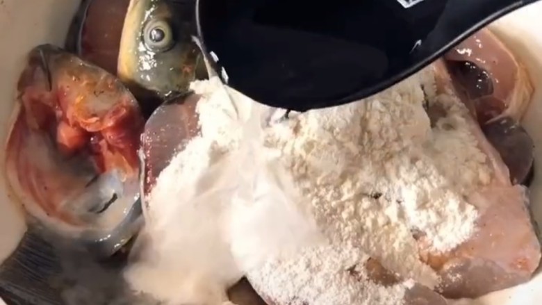 炸鱼块,在倒入适量的清水把鱼块用手抓至均匀。清水和面粉米粉都要搭配均匀，清水倒的多了面粉和米粉就裹不起来。稀稀的鱼块炸起来就不好吃了