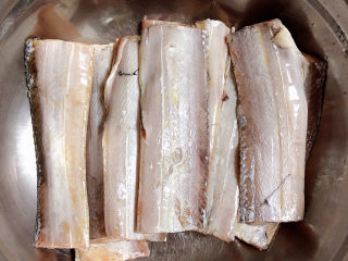 炸鱼块,将带鱼表皮的鳞刮掉，祛除内脏，洗净。