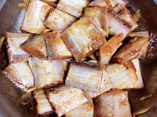 炸鱼块,将鱼块腌制1小时。