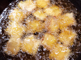 炸鱼块,锅中倒入油，加热至六成热，注意下入裹好面糊的鱼块。