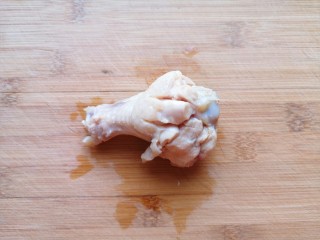 可乐鸡翅根,焯过水的鸡翅根用凉水冲洗干净，用刀划上几道，方便入味。