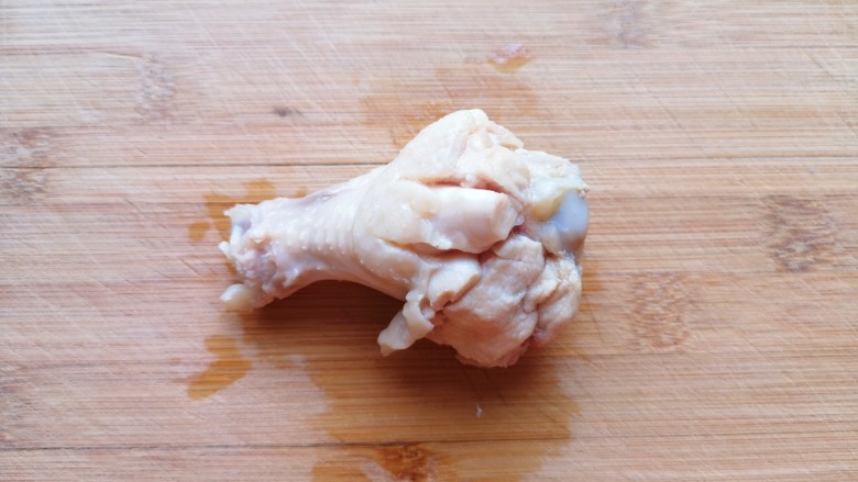 可乐鸡翅根,焯过水的鸡翅根用凉水冲洗干净，用刀划上几道，方便入味。