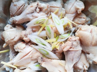 可乐鸡翅根,处理好的鸡翅根放入盆里，放上葱姜丝。
