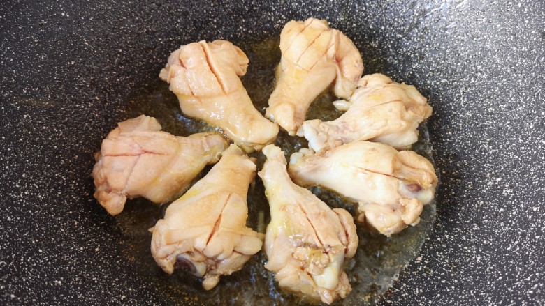 可乐鸡翅根,炒锅内倒入食用油烧热，放入鸡翅根。