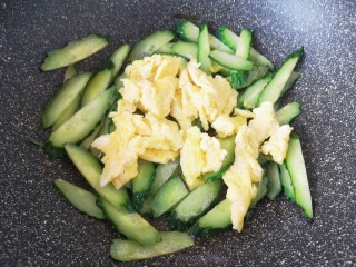 黄瓜炒虾仁,下入炒好的鸡蛋。