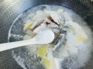 豆腐鱼头汤.,根据个人口味加入适量盐