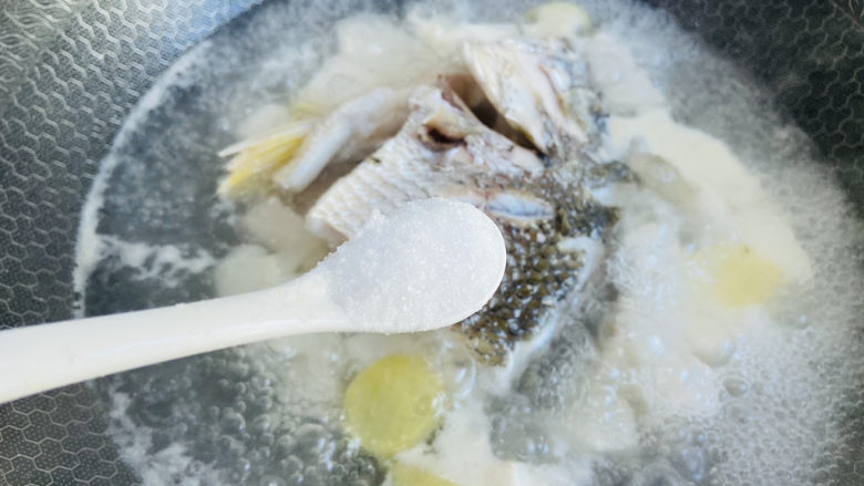豆腐鱼头汤.,根据个人口味加入适量盐