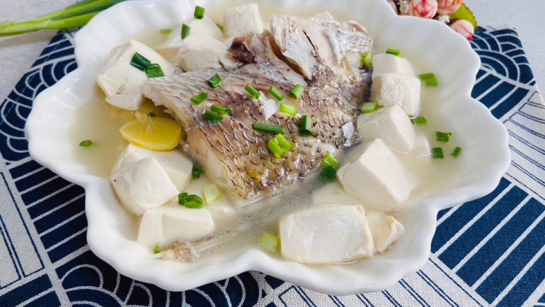 豆腐鱼头汤.,汤鲜味美、营养丰富